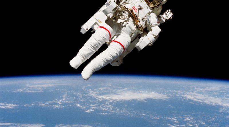 40 лет первому свободному полету человека в космосе